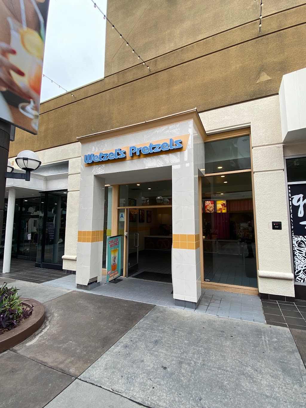 Wetzels Pretzels | bakery | 555 Broadway #1090, Chula Vista, CA 91910, USA | 6194261100 OR +1 619-426-1100