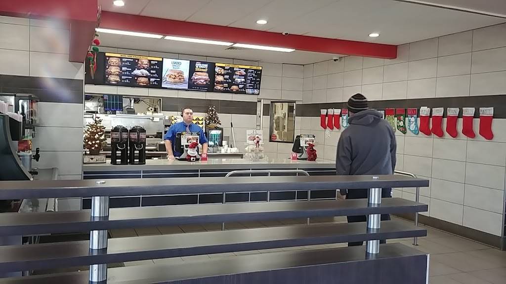 Hardees | restaurant | 660 W Main St, El Paso, IL 61738, USA | 3095275050 OR +1 309-527-5050