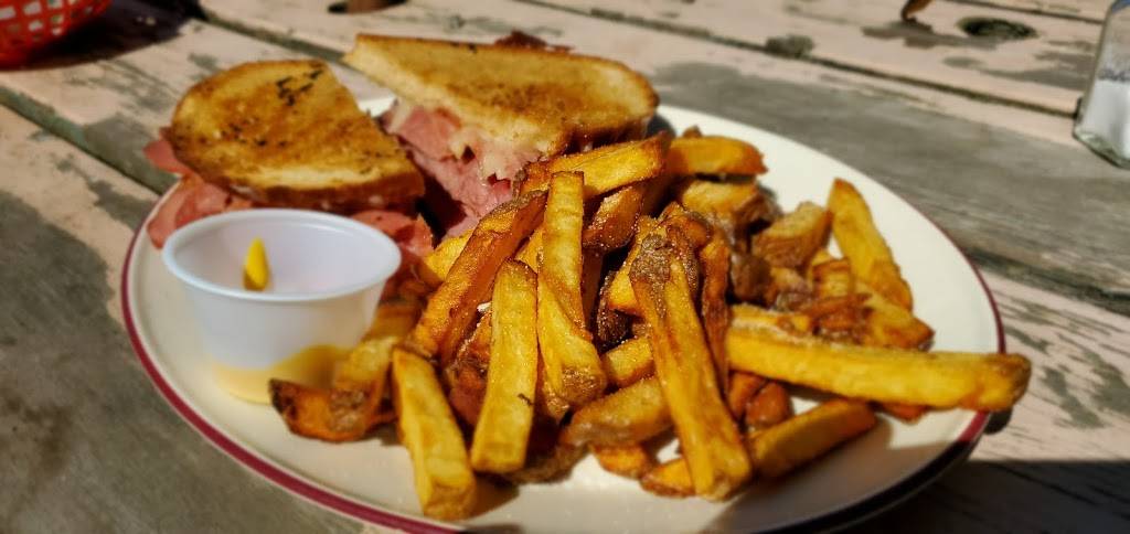 Head Lake Grill | restaurant | 48 Highland St, Haliburton, ON K0M 1S0, Canada | 7054559630 OR +1 705-455-9630