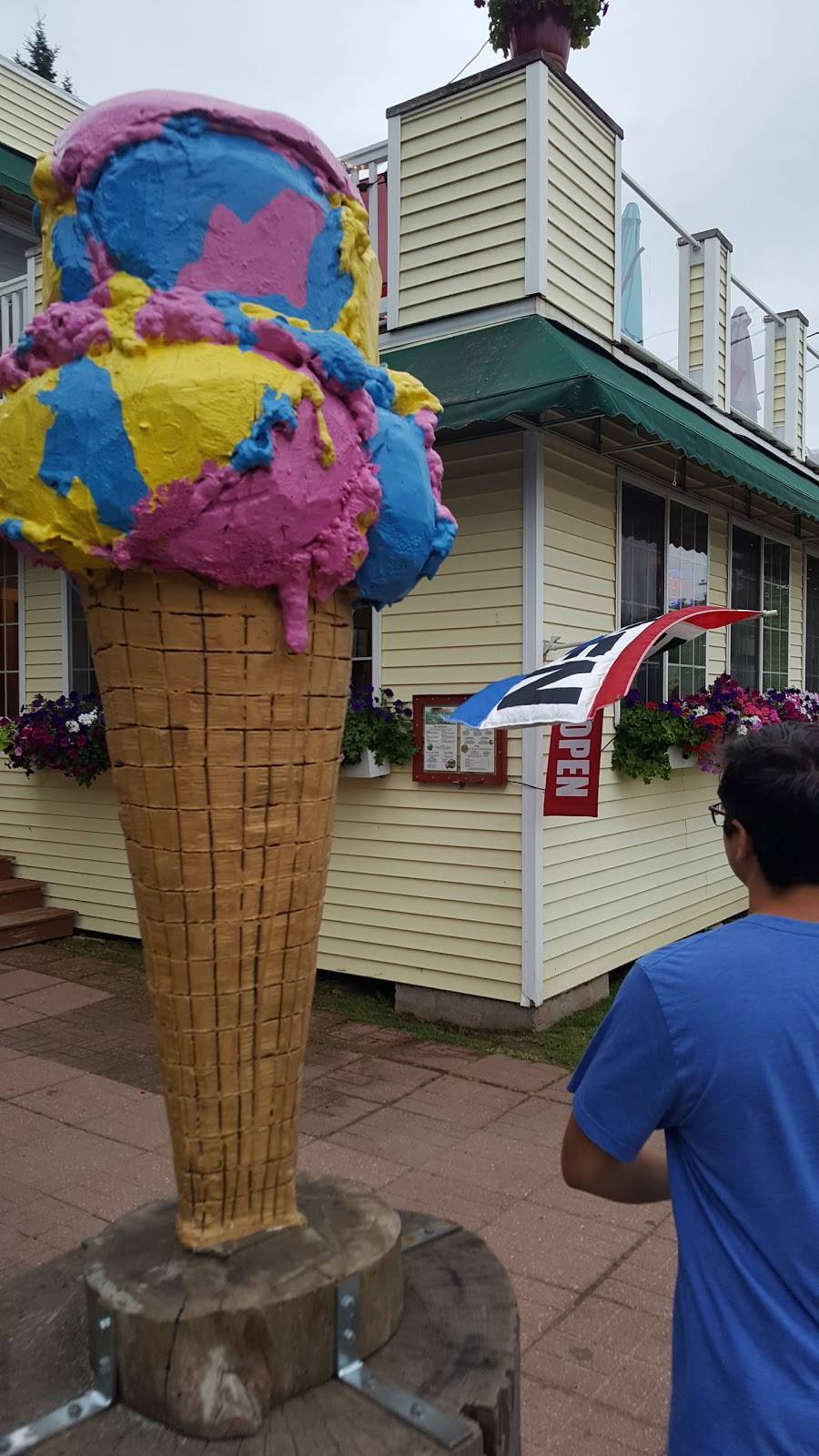 Grampa Tonys on Madeline Island | restaurant | 814 Fort Rd, La Pointe, WI 54850, USA | 7157473911 OR +1 715-747-3911