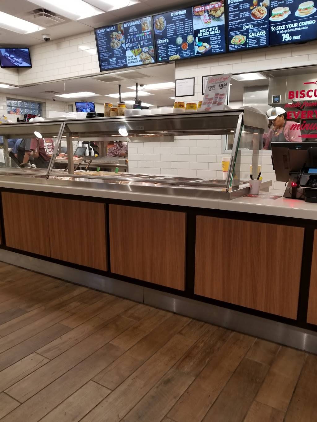Bojangles Famous Chicken n Biscuits | restaurant | 1250 Peters Creek Pkwy, Winston-Salem, NC 27103, USA | 3367234623 OR +1 336-723-4623