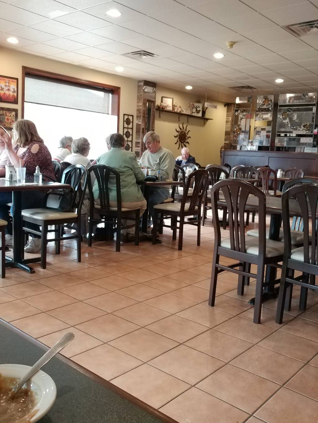 Chuckwagon Restaurant | restaurant | 32 Main St W, Kingsville, ON N9Y 1H3, Canada | 5197332395 OR +1 519-733-2395