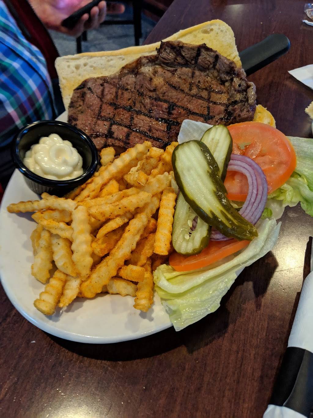Coach’s Corner Bar & Grill | restaurant | 622 S State St, Belvidere, IL 61008, USA | 8155663439 OR +1 815-566-3439