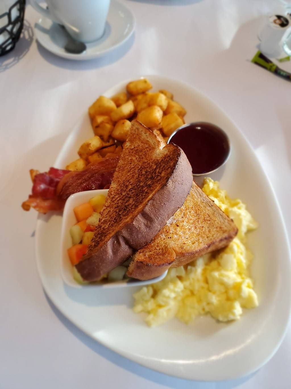 Restaurant Le Batifol | restaurant | 995 Boulevard du Lac, Lac-Beauport, QC G3B 0W6, Canada | 4188410414 OR +1 418-841-0414