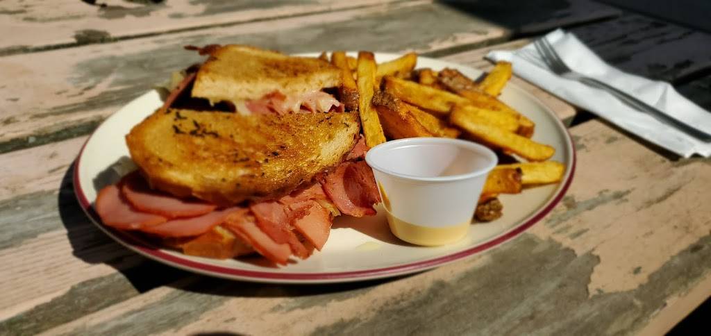Head Lake Grill | restaurant | 48 Highland St, Haliburton, ON K0M 1S0, Canada | 7054559630 OR +1 705-455-9630