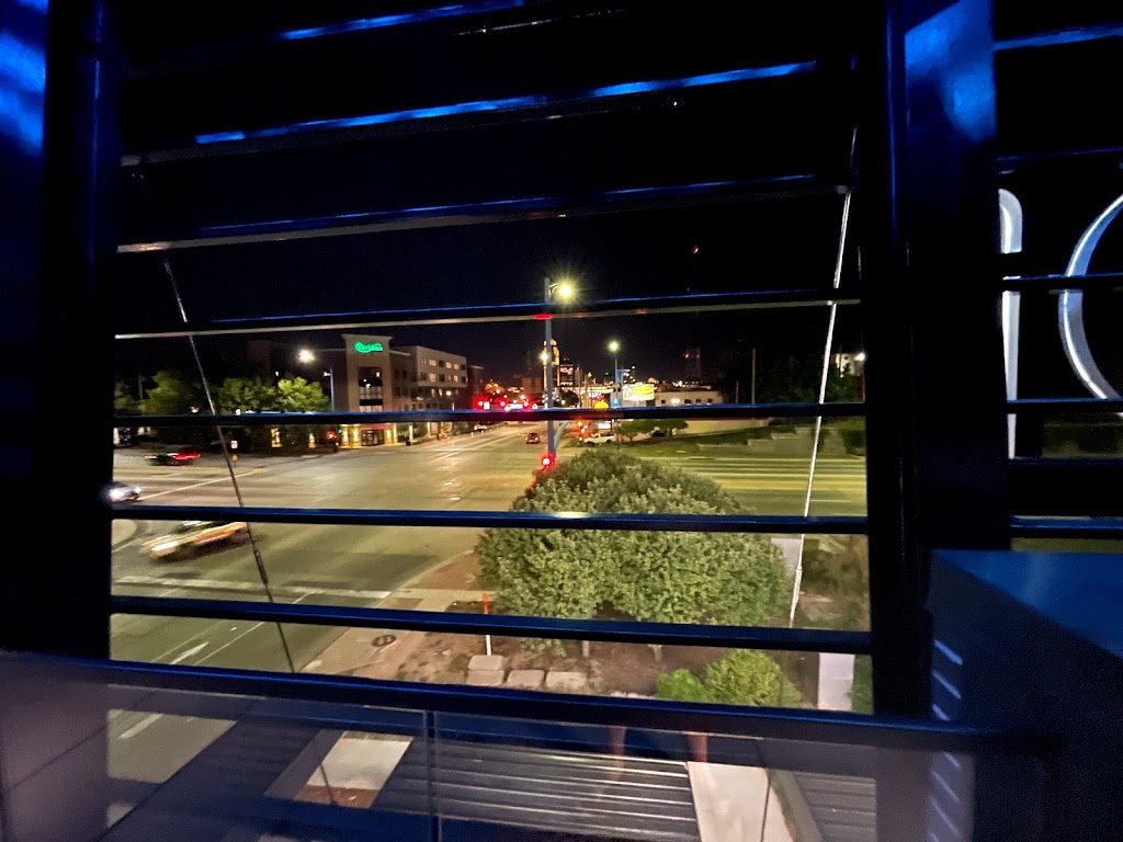 Zora Rooftop Bar | restaurant | 2120 Ingersoll Ave, Des Moines, IA 50312, USA | 5152076600 OR +1 515-207-6600