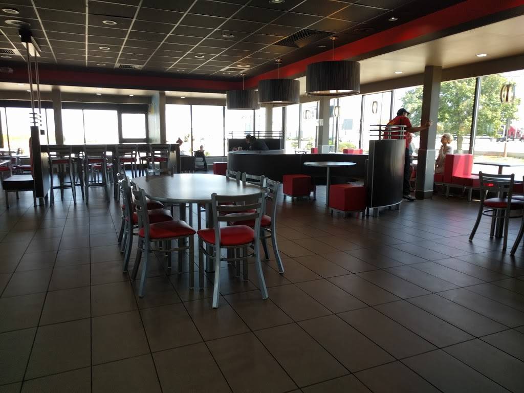 Hardees | restaurant | 660 W Main St, El Paso, IL 61738, USA | 3095275050 OR +1 309-527-5050